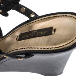 مملوكة مسبقًا صندل لوي فيتون بطراز سيور مزخرفة بحليات و بدوائر معجنية مفرغة و بكعب روكي جلد أسود مقاس 38.5