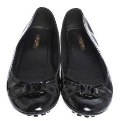 مملوكة مسبقًا Louis Vuitton Black Patent Leather Logo Ballet Flats Size 38