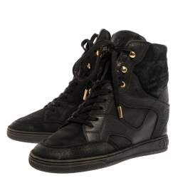 مملوكة مسبقًا حذاء رياضي لوي فيتون رباط علوي و طراز مرتفع من أعلى سويدي و جلد مونوغرامي أسود مقاس 37