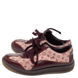 مملوكة مسبقًا حذاء رياضي لوي فيتون رباط علوي جلد عنابي و كانفاس مونوغرامي بيج مقاس 38