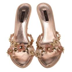 مملوكة مسبقًا Louis Vuitton Metallic Rose Gold Leather Flower Detail Crystal Embellished Slide Sandals Size 38.5