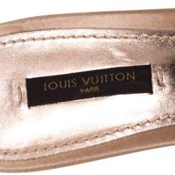 مملوكة مسبقًا Louis Vuitton Metallic Rose Gold Leather Flower Detail Crystal Embellished Slide Sandals Size 38.5