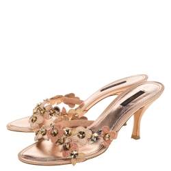 مملوكة مسبقًا Louis Vuitton Metallic Rose Gold Leather Flower Detail Crystal Embellished Slide Sandals Size 38.5