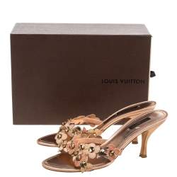 مملوكة مسبقًا Louis Vuitton Metallic Rose Gold Leather Flower Detail Crystal Embellished Slide Sandals Size 38.5