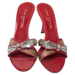 مملوكة مسبقًا صندل سلايد لوي فيتون ساتان شيري بلوسوم مونوغرامي أحمر مقاس 38