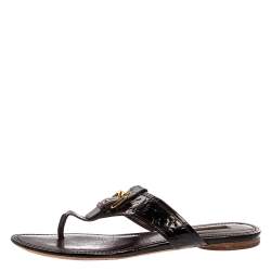 مملوكة مسبقًا حذاء فلات إصبع جلد لامع مونوغرامي عنابي مقاس 38.5