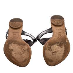 مملوكة مسبقًا حذاء فلات إصبع جلد لامع مونوغرامي عنابي مقاس 38.5