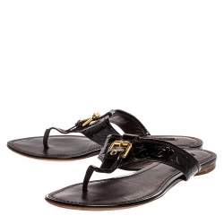 مملوكة مسبقًا حذاء فلات إصبع جلد لامع مونوغرامي عنابي مقاس 38.5