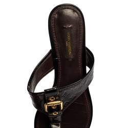 مملوكة مسبقًا حذاء فلات إصبع جلد لامع مونوغرامي عنابي مقاس 38.5