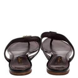 مملوكة مسبقًا حذاء فلات إصبع جلد لامع مونوغرامي عنابي مقاس 38.5