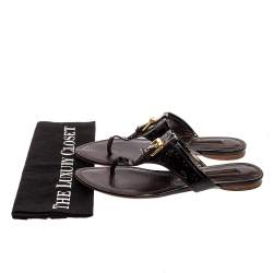 مملوكة مسبقًا حذاء فلات إصبع جلد لامع مونوغرامي عنابي مقاس 38.5