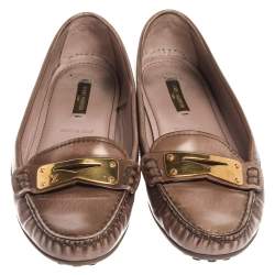 مملوكة مسبقًا حذاء لوفرز لوي فيتون مزين سير بيني جلد لامع بني ميتاليك مقاس 37