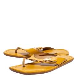 Pre Owned صندل فلات إصبع لوي فيتون مزين قفل كبس جلد لامع أصفر مقاس 41