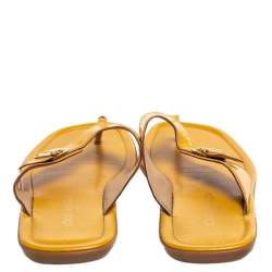 Pre Owned صندل فلات إصبع لوي فيتون مزين قفل كبس جلد لامع أصفر مقاس 41
