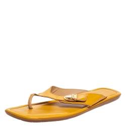 Pre Owned صندل فلات إصبع لوي فيتون مزين قفل كبس جلد لامع أصفر مقاس 41