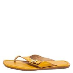 Pre Owned صندل فلات إصبع لوي فيتون مزين قفل كبس جلد لامع أصفر مقاس 41