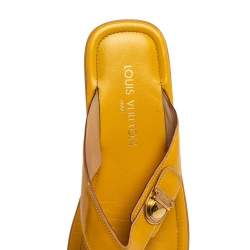Pre Owned صندل فلات إصبع لوي فيتون مزين قفل كبس جلد لامع أصفر مقاس 41