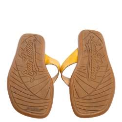 Pre Owned صندل فلات إصبع لوي فيتون مزين قفل كبس جلد لامع أصفر مقاس 41