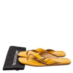 Pre Owned صندل فلات إصبع لوي فيتون مزين قفل كبس جلد لامع أصفر مقاس 41