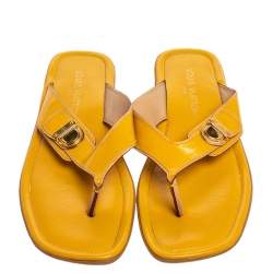 Pre Owned صندل فلات إصبع لوي فيتون مزين قفل كبس جلد لامع أصفر مقاس 41