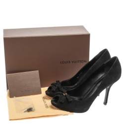 مملوكة مسبقًا حذاء كعب عالي لوي فيتون مزين فيتونكة مقدمة مفتوحة سويدي أسود مقاس 38