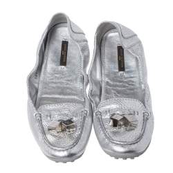 مملوكة مسبقًا Louis Vuitton Silver Leather Dice Scrunch Loafer Flats Size 38.5