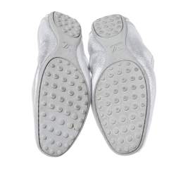مملوكة مسبقًا Louis Vuitton Silver Leather Dice Scrunch Loafer Flats Size 38.5