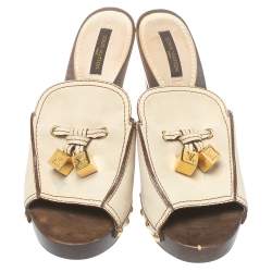 مملوكة مسبقًا Louis Vuitton Cream Leather Logo Dice Clogs Size 36.5