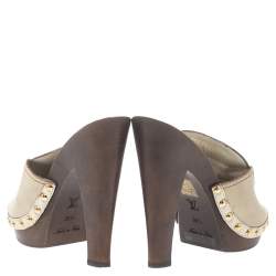 مملوكة مسبقًا Louis Vuitton Cream Leather Logo Dice Clogs Size 36.5