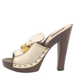 مملوكة مسبقًا Louis Vuitton Cream Leather Logo Dice Clogs Size 36.5