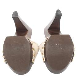 مملوكة مسبقًا Louis Vuitton Cream Leather Logo Dice Clogs Size 36.5