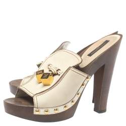 مملوكة مسبقًا Louis Vuitton Cream Leather Logo Dice Clogs Size 36.5