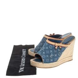 مملوكة مسبقًا صندل سلايد لوي فيتون كعب روكي إسبارديل جلد و دنيم مونوغرامي أزرق و بيج مقاس 37