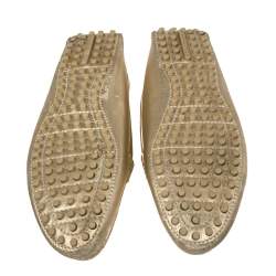 مملوكة مسبقًا حذاء لوفرز لوي فيتون سليب أون قفل حرف أس جلد ذهبي ميتالك مقاس 38