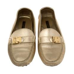 مملوكة مسبقًا حذاء لوفرز لوي فيتون سليب أون قفل حرف أس جلد ذهبي ميتالك مقاس 38