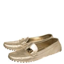 مملوكة مسبقًا حذاء لوفرز لوي فيتون سليب أون قفل حرف أس جلد ذهبي ميتالك مقاس 38