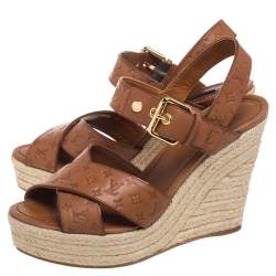 مملوكة مسبقًا صندل لوي فيتون فورمينترا كعب روكي إسبادريل جلد اديل مونوغرامي بني فاتح مقاس 38