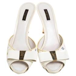 مملوكة مسبقًا Louis Vuitton Cream Monogram Canvas And Patent Leather Sandals Size 40.5