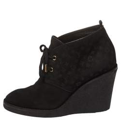 مملوكة مسبقًا Louis Vuitton Black Suede Monogram  Ankle Boot Size 39