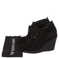 مملوكة مسبقًا Louis Vuitton Black Suede Monogram  Ankle Boot Size 39