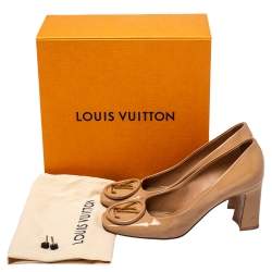 مملوكة مسبقًا حذاء كعب عالي لوي فيتون ماديلين كعب سميك جلد لامع بيج مقاس 37.5