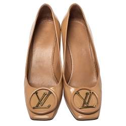 مملوكة مسبقًا حذاء كعب عالي لوي فيتون ماديلين كعب سميك جلد لامع بيج مقاس 37.5