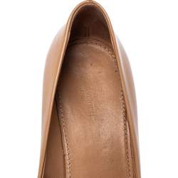 مملوكة مسبقًا حذاء كعب عالي لوي فيتون ماديلين كعب سميك جلد لامع بيج مقاس 37.5