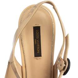 مملوكة مسبقًا صندل لوي فيتون جلد بيج لامع كعب شفاف بحزام للكاحل مقاس 39.5