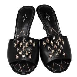 مملوكة مسبقًا Louis Vuitton Black Studded Leather Slide Sandals Size 38.5