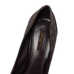 مملوكة مسبقًا حذاء كعب عالي لوي فيتون مقدمة مدببة بإبزيم جلد لامع وكانفاس مونوغرامي بني مقاس 40