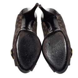 مملوكة مسبقًا حذاء كعب عالي لوي فيتون مقدمة مدببة بإبزيم جل د لامع وكانفاس مونوغرامي بني مقاس 40