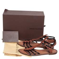 مملوكة مسبقًا صندل فلات لوي فيتون بسيور مزين بشعار الماركة جلد وجلد لاع بني/ أسود مقاس 37.5
