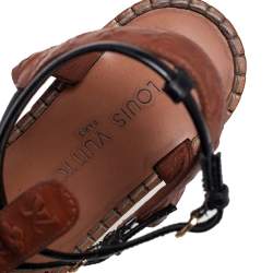 مملوكة مسبقًا صندل فلات لوي فيتون بسيور مزين بشعار الماركة جلد وجلد لاع بني/ أسود مقاس 37.5