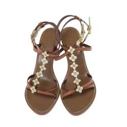 مملوكة مسبقًا صندل لوي فيتون فلور جلد وجلد لامع كريمي/بني فاتح كعب روكي سير حرف تي مقاس 38